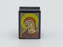 Laden Sie das Bild in den Galerie-Viewer, Mini Holzschachtel Madonna 40 x 30 x 25mm
