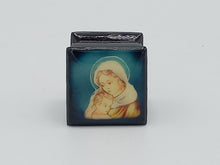Laden Sie das Bild in den Galerie-Viewer, Mini Holzschachtel Madonna 30 x 30 x 25mm
