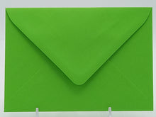 Laden Sie das Bild in den Galerie-Viewer, Briefumschlag gefüttert, C6 für Postkarten apfelgrün
