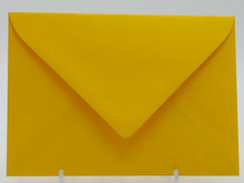 Laden Sie das Bild in den Galerie-Viewer, Briefumschlag gefüttert, C6 für Postkarten gelb
