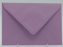 Laden Sie das Bild in den Galerie-Viewer, Briefumschlag gefüttert, C6 für Postkarten lila
