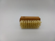 Laden Sie das Bild in den Galerie-Viewer, Nagelbürste klein 6 x 3.5 x 3 cm
